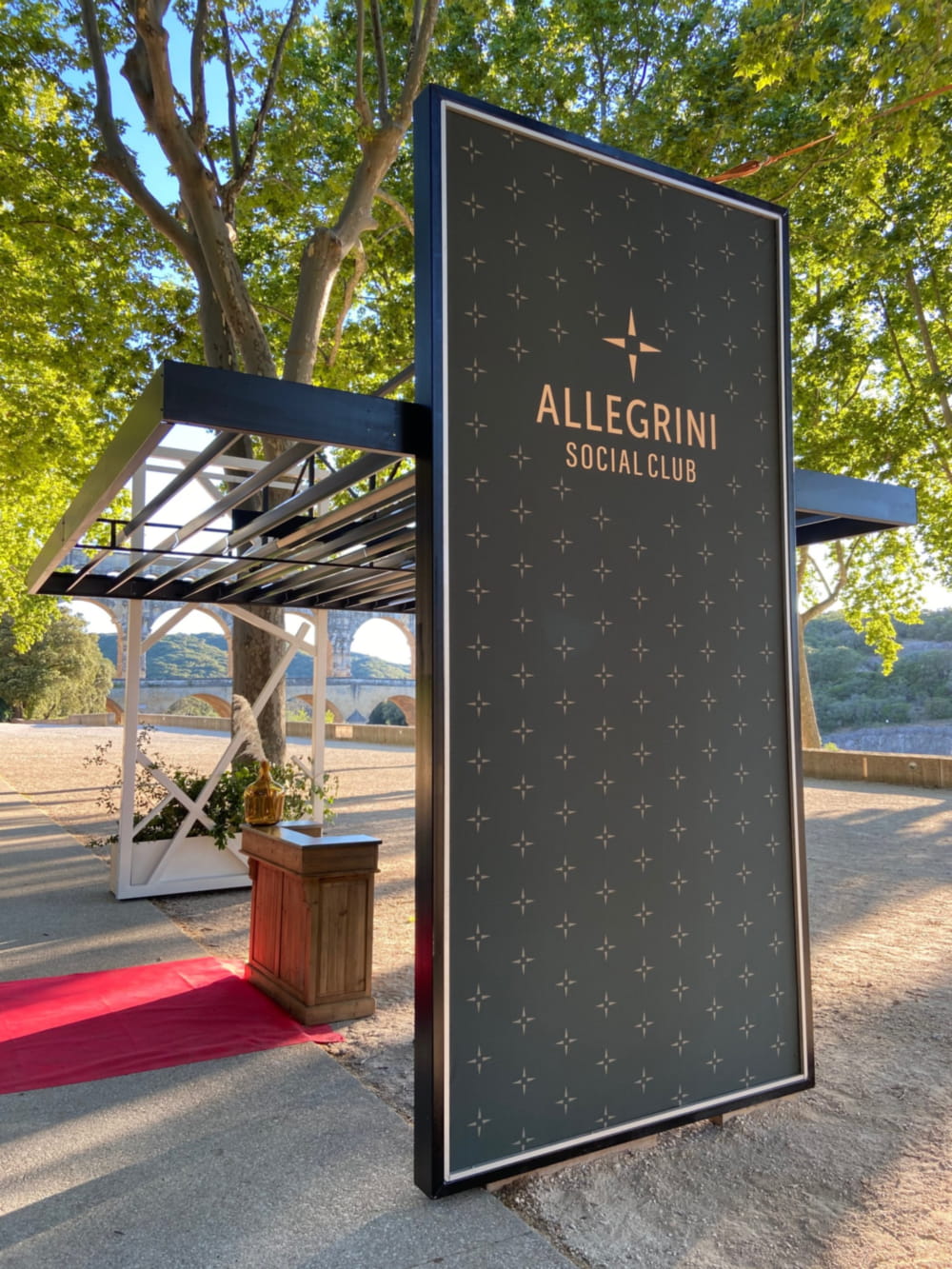 Totem d'Allegrini Social Club à Nîmes