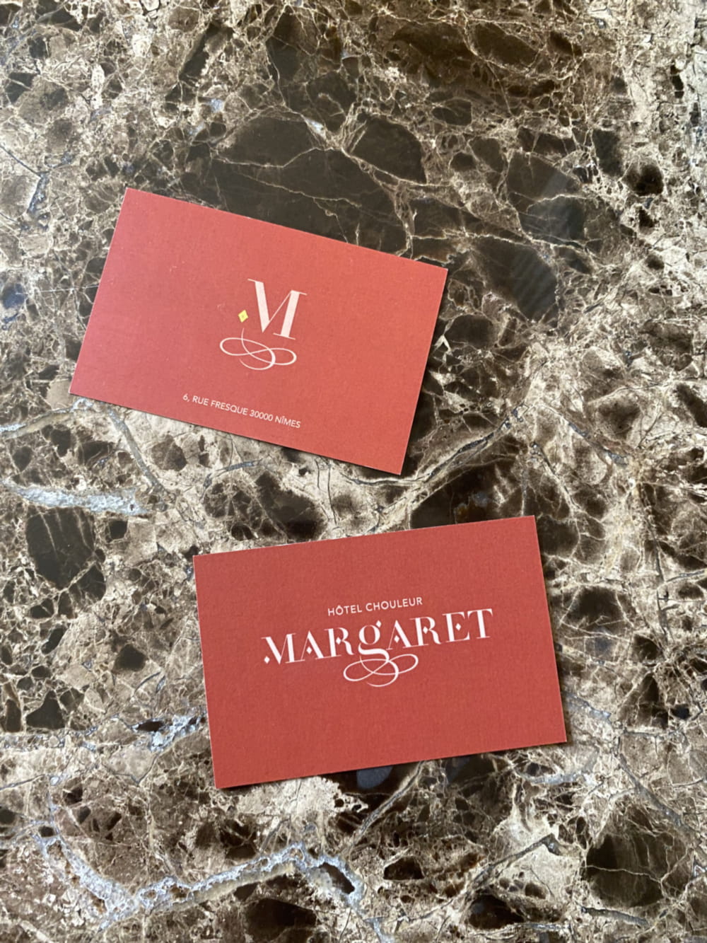 Les cartes de visite de Margaret Hôtel Chouleur à Nîmes