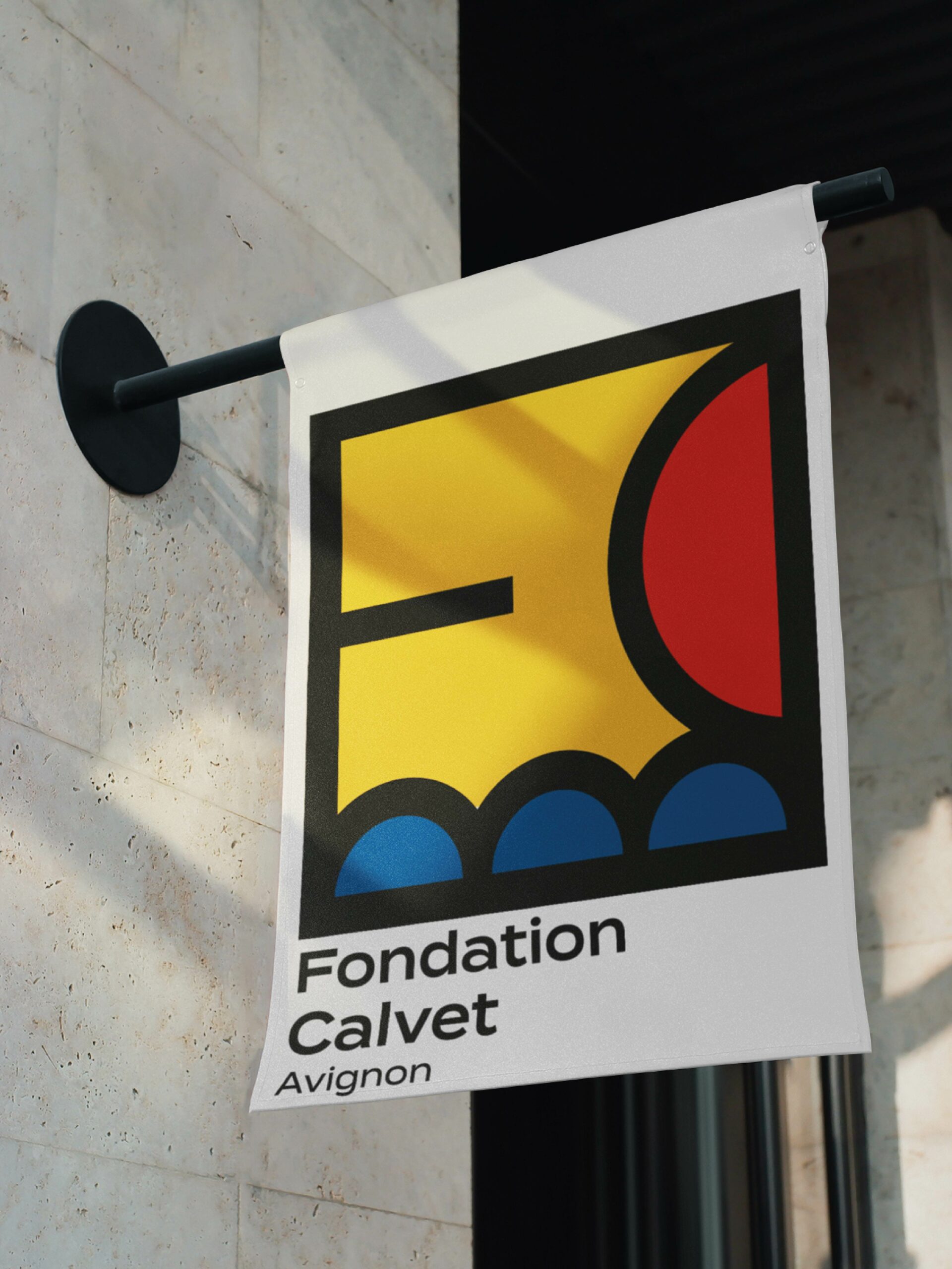 L'enseigne drapeau de la Fondation Calvet à Avignon